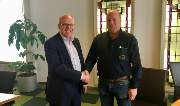 Fred Dellemijn (l), Wethouder gemeente Heiloo en Theo van Velzen, eigenaar Theo van Velzen storage tijdens ondertekening koopovereenkomst.