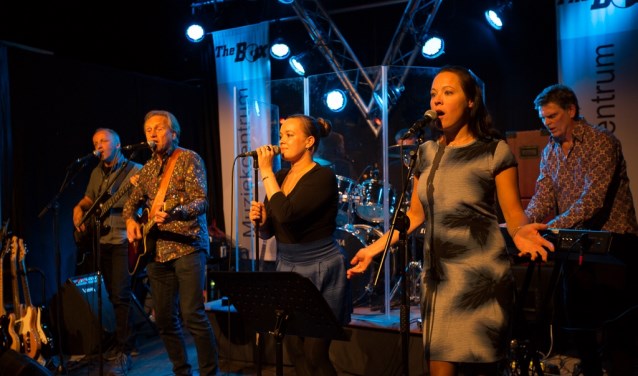 The SeaSide StringerS treden op in La Strada.