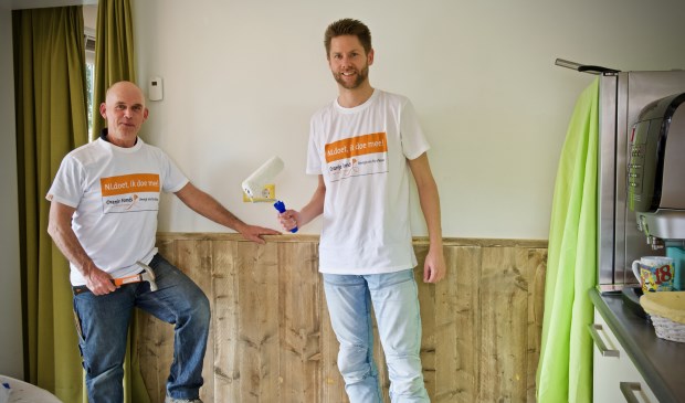 Ritso en Eric maakten de lambrisering en sausden de keuken.