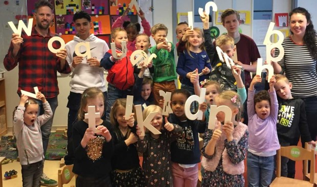 De overhandiging van de houten letters