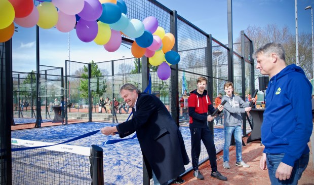 Wethouder Rob Opdam opent onder het toeziend oog van voorzitter Ton Verberne de padelbanen in Heiloo.