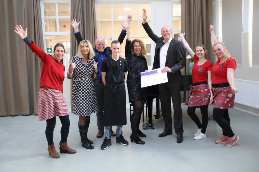 Bestuur en medewerkers van De Oude Keuken zijn blij met de cheque die Jan Klaver overhandigde namens Rabobank Alkmaar e.o.