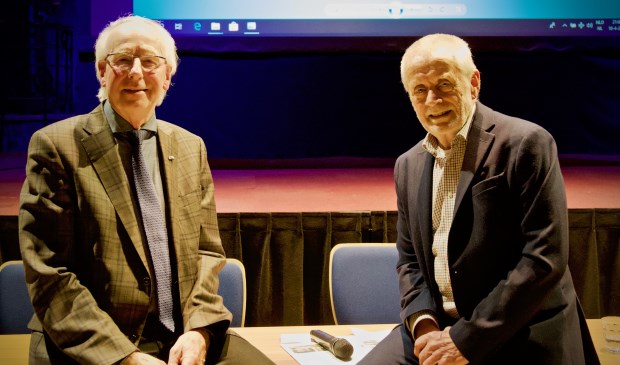 De nieuwe en oude voorzitter van de Historische Vereniging Heiloo, Jacob Ouderkerken en Jaap de Graaf.