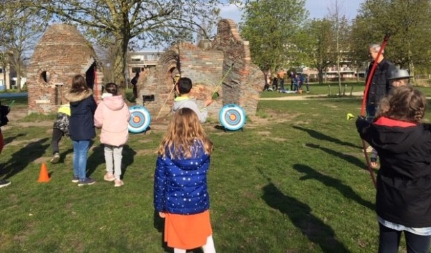 Paulusschool: de leerlingen van groep 3 t/m 8 deden een spannende zeskamp met o.a. boogschieten.