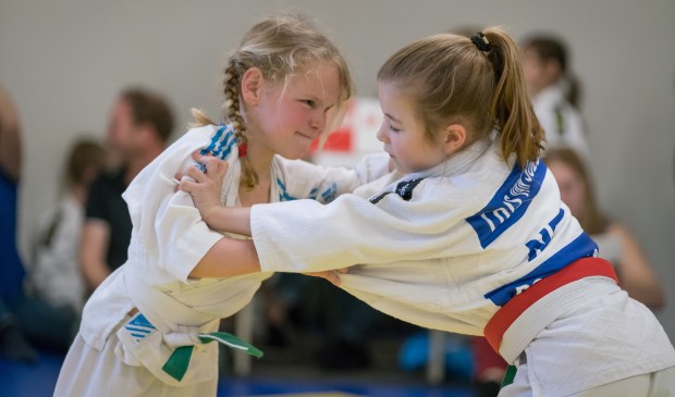 Twee jeugdige judoka's in actie tijdens de clubkampioenschappen: Mila le Loux en Lois van Soest.