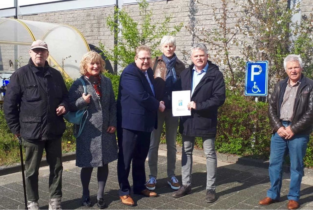 Leden van de PGBC woonden de overhandiging bij van het adviesrapport door voorzitter Edwin Steeman aan wethouder Paul Slettenhaar. Ook raadslid Ada Greuter was aanwezig.