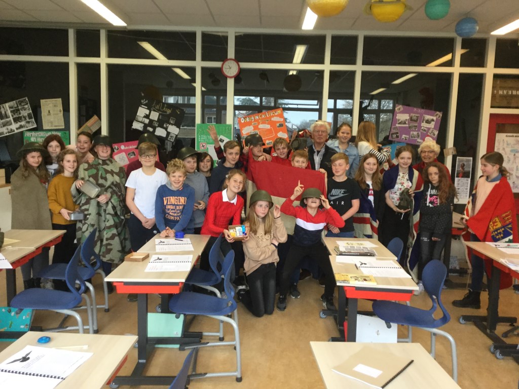 Voordat de kinderen zelf op zoek zijn gegaan naar verhalen, is Piet Blom in de klas komen vertellen over zijn oorlogservaringen. De kinderen hingen aan zijn lippen en de band die in korte tijd ontstond is op deze foto te zien.