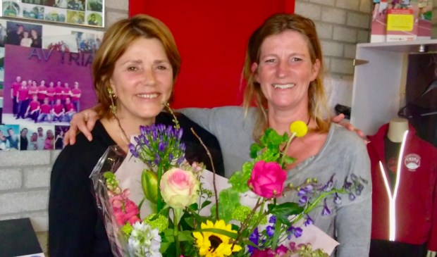 Voorzitter-af Jocelyne Tophoff samen met bestuurslid Madelon Sijsenaar.