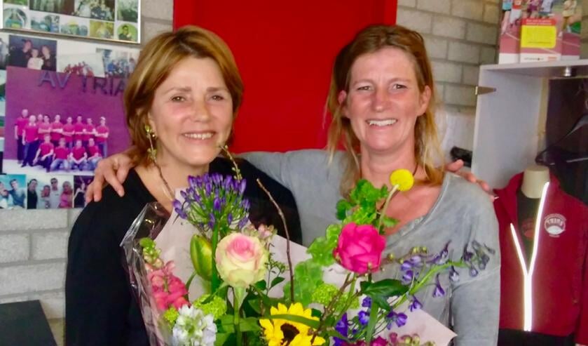 Voorzitter-af Jocelyne Tophoff samen met bestuurslid Madelon Sijsenaar.