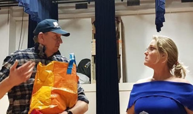 Een scène uit de akte 'Het inzamelingsfeest'.