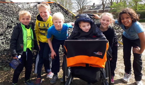 Torre met naast hem zijn zusje Senna en een aantal andere enthousiaste kinderen die deelnamen aan de sponsorloop
