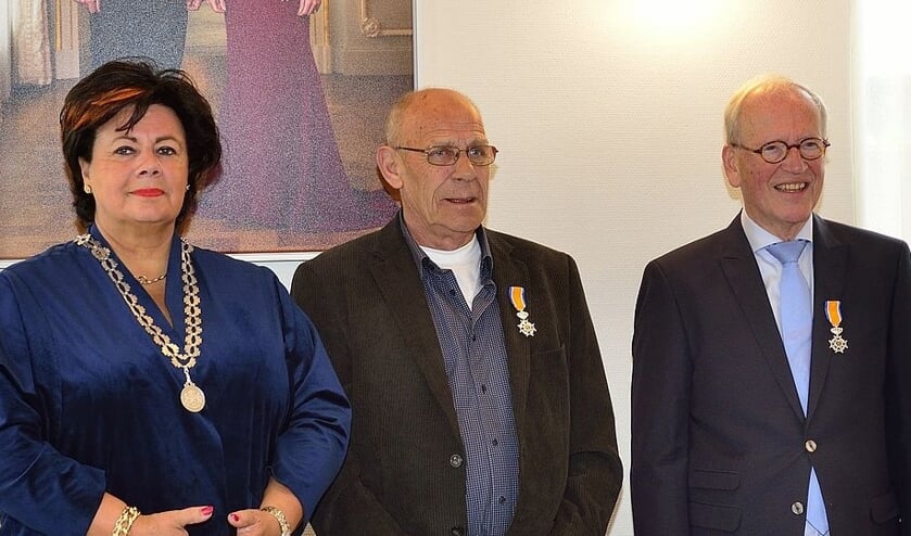 Burgemeester Verkleij met de gedecoreerden: in het midden Dick Zonneveld en rechts Teun Jonker. De heer Kees den Boer staat niet op de foto maar kreeg ook een lintje.