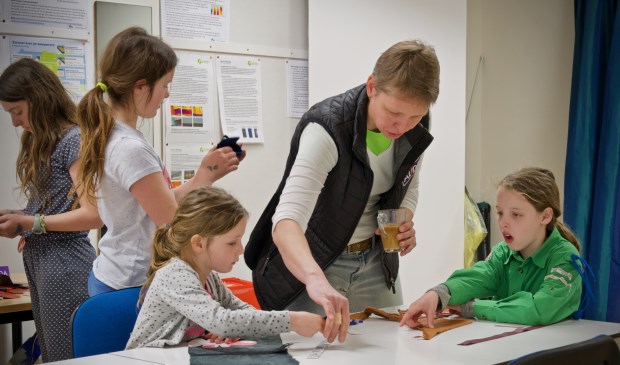 Stella, Marith, Dyanthe en Phaedra tijdens de workshop van Alida.