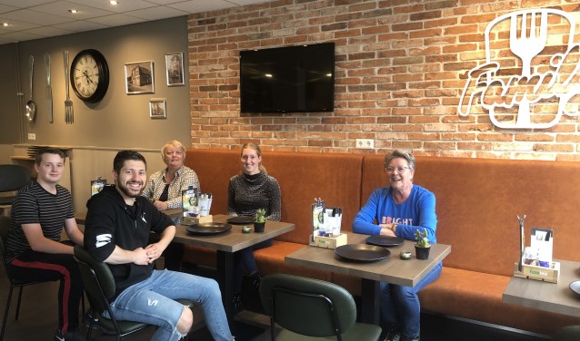 Jacqueline met een aantal medewerkers in het vernieuwde interieur van Cafetaria Family Uitgeest