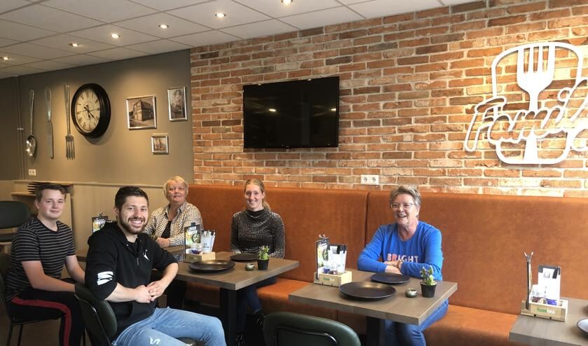 Jacqueline met een aantal medewerkers in het vernieuwde interieur van Cafetaria Family Uitgeest