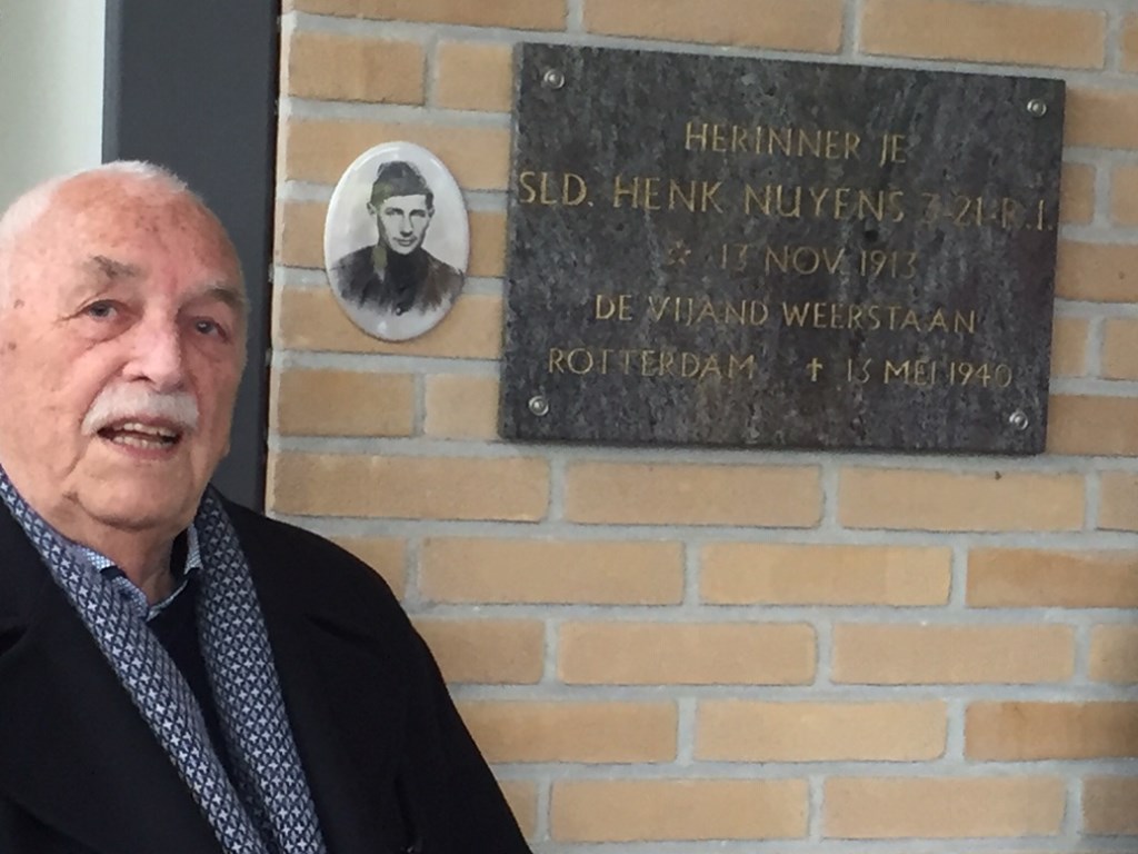 Joop van IJzendoorn onthulde op 4 mei de foto van soldaat Henk Nuijens.