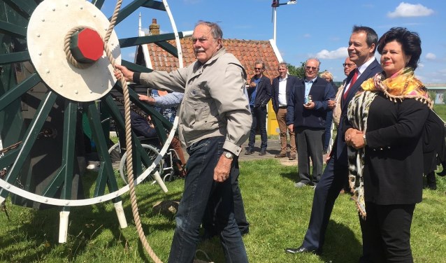 Molenaar Gerbrand de Vries verricht de officiële openingshandeling.