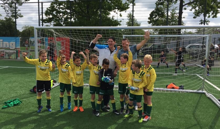 Coach Dennis en coach Mark en de toppers Jim, Vince Z, Vince M, Kes, Max, Sven, Luuk en Danilo.
