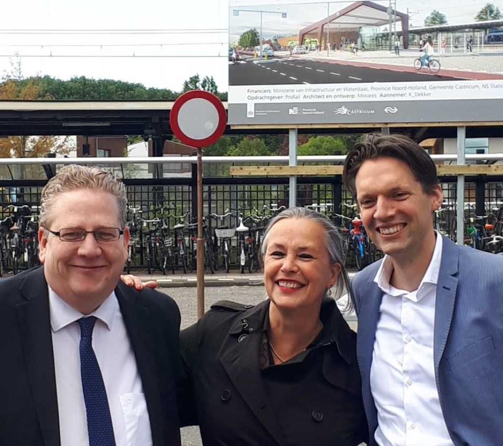Vertegenwoordigers van ProRail (Kees Rutten, op de foto rechts) ) en NS (Irma Winkenius, midden) samen met wethouder Paul Slettenhaar (links).