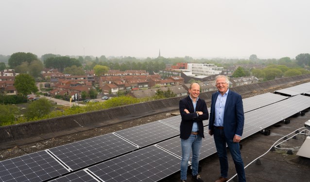 Appartementencomplex Geulstraat in Alkmaar is voorzien van zonnepanelen. Bauke Bakker (links) en Dick Tromp intensiveren samenwerking.