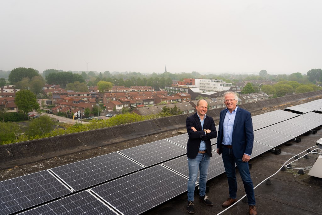 Appartementencomplex Geulstraat in Alkmaar is voorzien van zonnepanelen. Bauke Bakker (links) en Dick Tromp intensiveren samenwerking.
