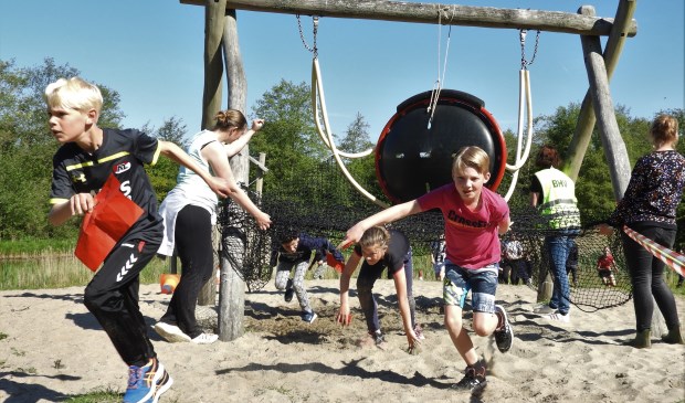 De sponsorloop van de bovenbouw in het Indianendorp aan de Zeeweg.