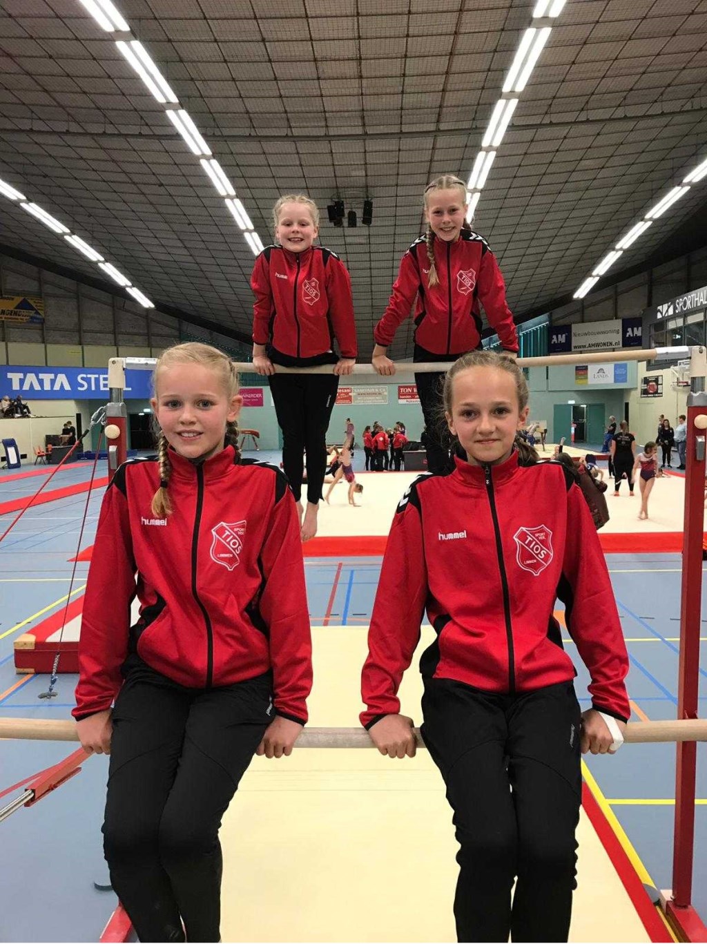 Boven: links Jorieke, rechts Britt. Onder links Dewi, rechts Reneé