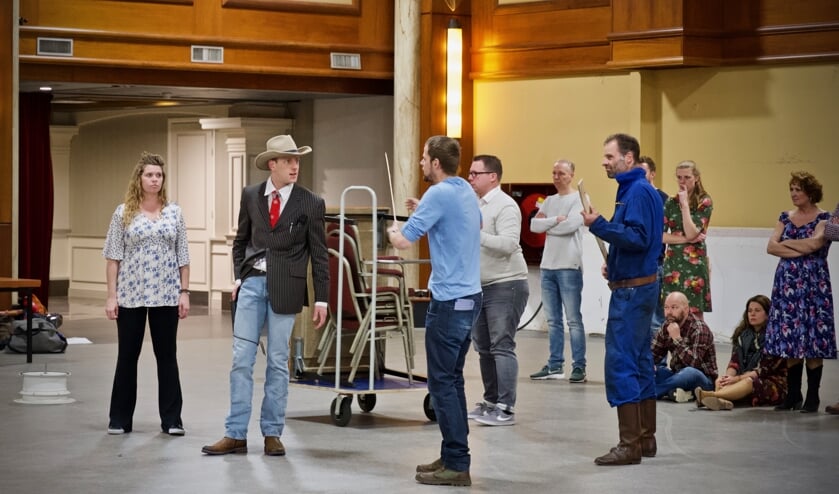 Hoofdrolspelers Jozefien Stam en David Sealtiel tijdens de repetitie in Hotel Zuiderduin.