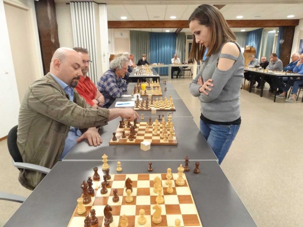 Sopiko Guramishvili wandelt langs de borden.
