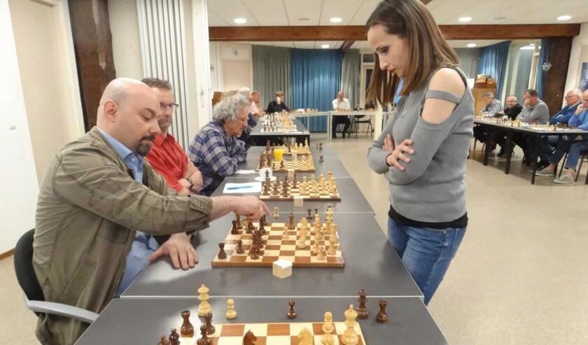 Sopiko Guramishvili wandelt langs de borden.