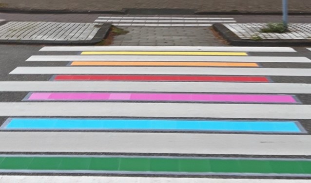D66 liet gisteren direct zien de motie te ondersteunen, want legde nog tijdens de vergadering met papier een regenboogzebrapad aan voor het gemeentehuis.