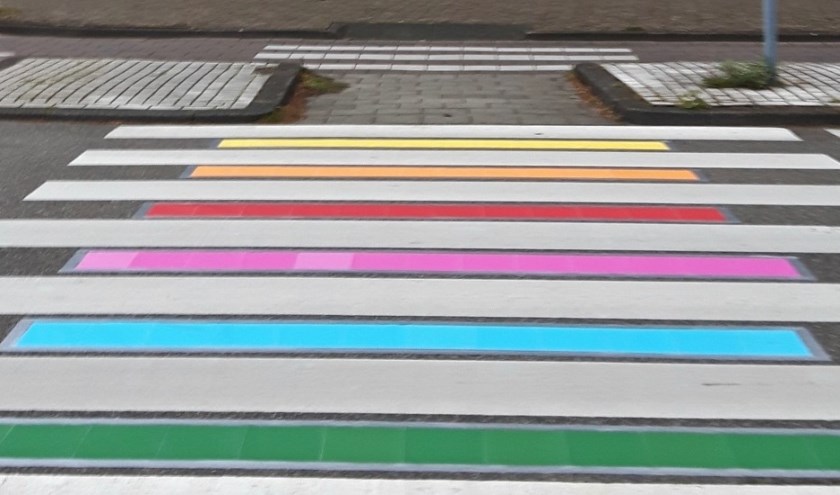 D66 liet gisteren direct zien de motie te ondersteunen, want legde nog tijdens de vergadering met papier een regenboogzebrapad aan voor het gemeentehuis.