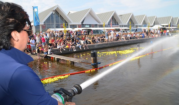 Burgemeester Wendy Verkleij in actie tijdens de badeendjesrace