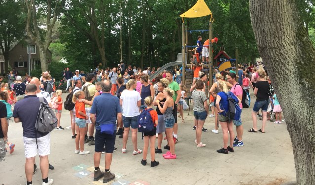 Gezellige drukte bij de start in 2018 op het schoolplein van de Radboudschool.