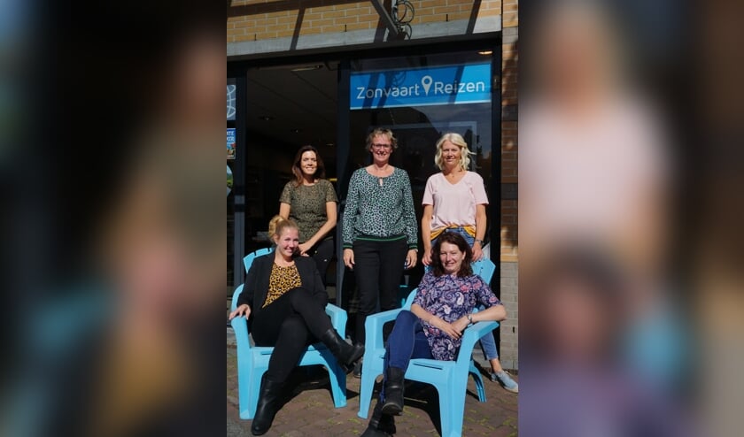 Op de foto v.l.n.r. achter: Therese Bielfeldt, Renate van Keulen en Nadine Witte
voor: Manon Klaphake (l) en Patricia Wijker (r)