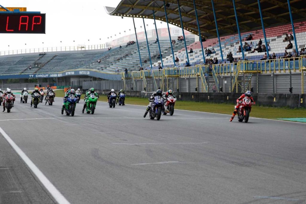 De start bij de ONK Supercup 600 met Nick Vlaar #98 vanaf P2 en Selwin Hamden #14 vanaf P14.
