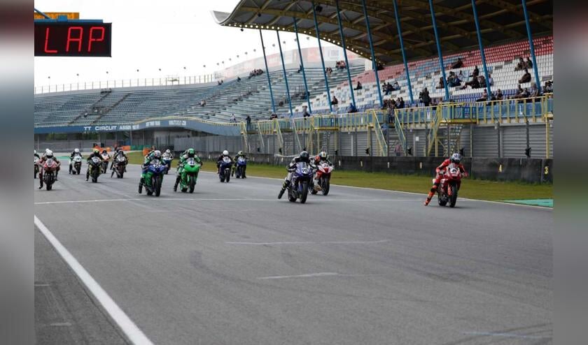 De start bij de ONK Supercup 600 met Nick Vlaar #98 vanaf P2 en Selwin Hamden #14 vanaf P14.