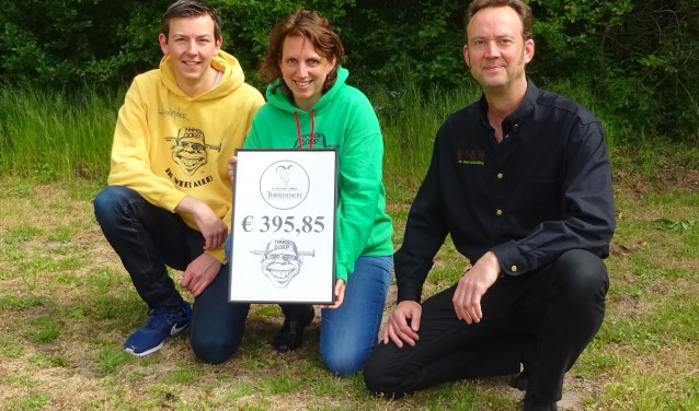 Frans Ruiter (rechts) overhandigt de cheque aan Alexander Smit en Wendy Koedijk.