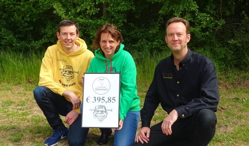 Frans Ruiter (rechts) overhandigt de cheque aan Alexander Smit en Wendy Koedijk.