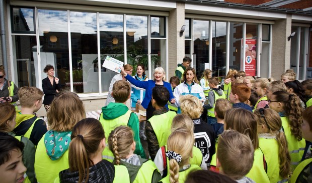 Wethouder van Weel reikt de diploma's uit