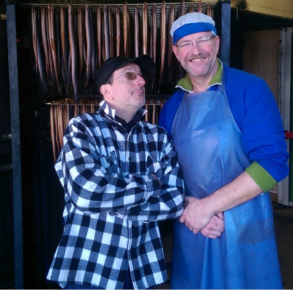Alain Caron (TV kok) links op bezoek bij de rookmeester van Dilvis, John Scheepmaker (rechts).