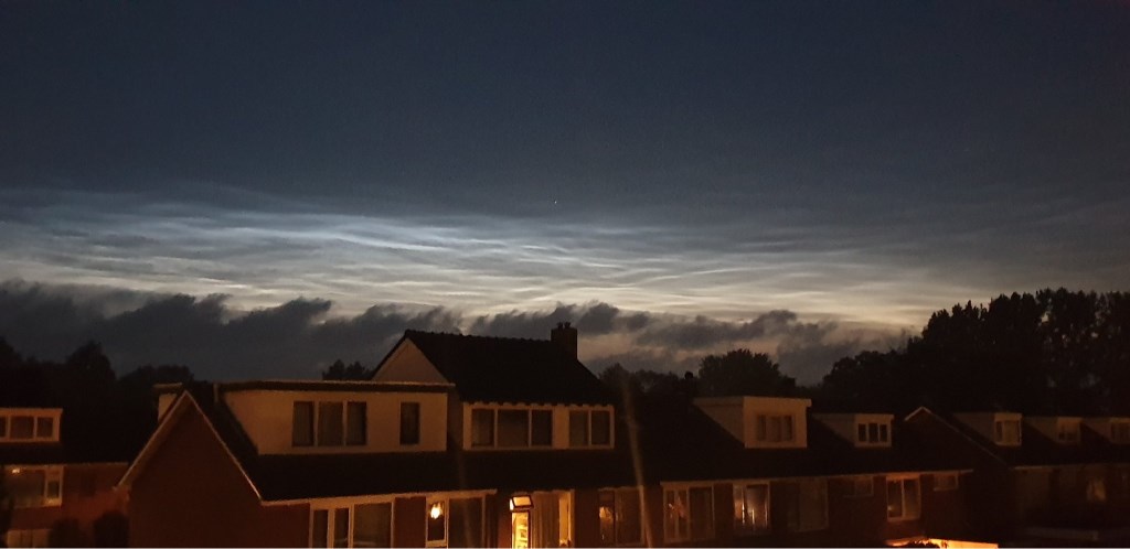 Linda legde de lichtende nachtwolken boven Castricum op de gevoelige plaat vast.