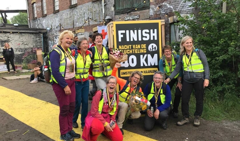 Anita, Esther, Ida, Marjon, Monique ,Nel, Thea en Ted bij de finish