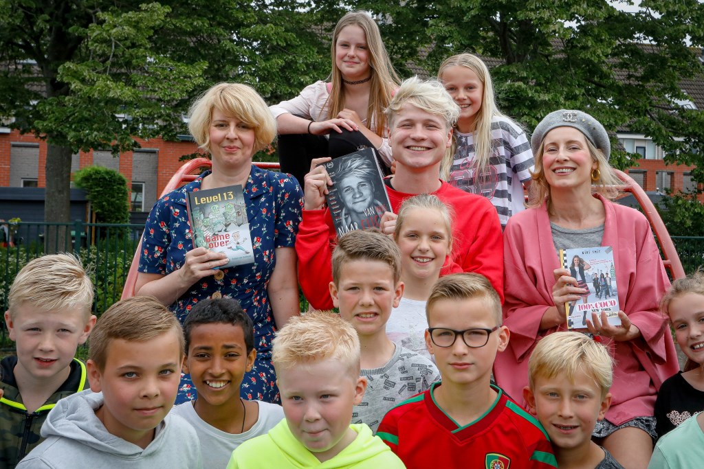 Esther van Lieshout, vlogger Kalvijn en Niki Smit showen hun boeken, die als gratis e-books in de Vakantiebieb beschikbaar zijn.