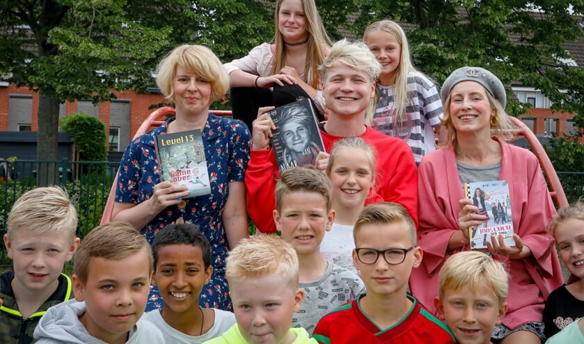 Esther van Lieshout, vlogger Kalvijn en Niki Smit showen hun boeken, die als gratis e-books in de Vakantiebieb beschikbaar zijn.