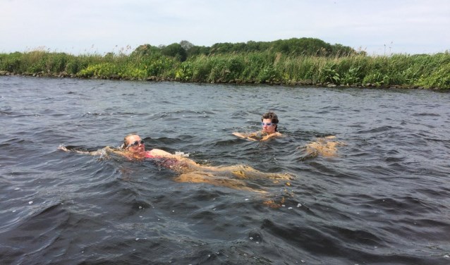 Links Mariëlle en rechts Jantien die natuurlijk ook in open water hebben getraind.