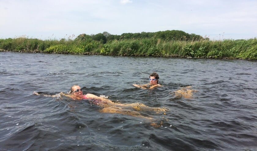 Links Mariëlle en rechts Jantien die natuurlijk ook in open water hebben getraind.