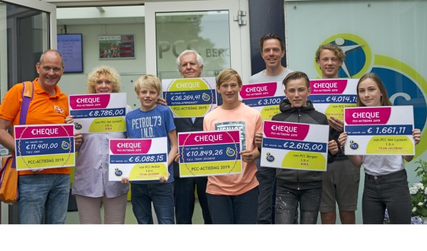 Leerlingen, medewerkers, bestuurder van het PCC, een vertegenwoordiger van Kika en de cheques met een totaalwaarde van ruim €26.000.