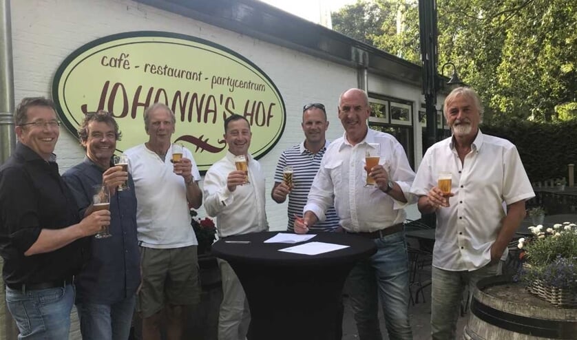 V.l.n.r.: Marc Huys (Penningmeester FC Castricum), John Wulp (bestuurslid Voetbaltechnische Zaken FC Castricum), Willem Jobse (Secretaris FC Castricum), Theo Groentjes (Johanna's Hof), Frank Olgers (bestuurslid Jeugdzaken FC Castricum), Wim Beukers (Voorzitter FC Castricum) en Peter van Splunter (Vi