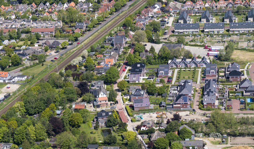 De Hoogeweg waar op deze foto de werkzaamheden nog in volle gang zijn.